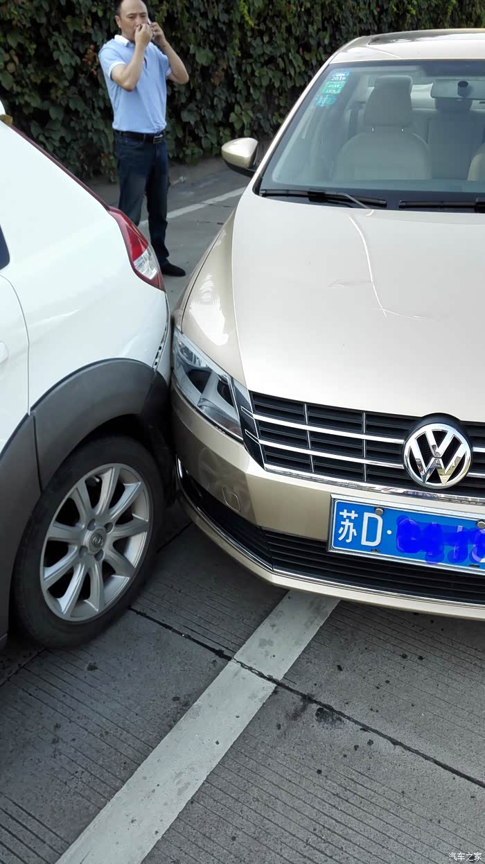 被一辆朗逸给追尾了