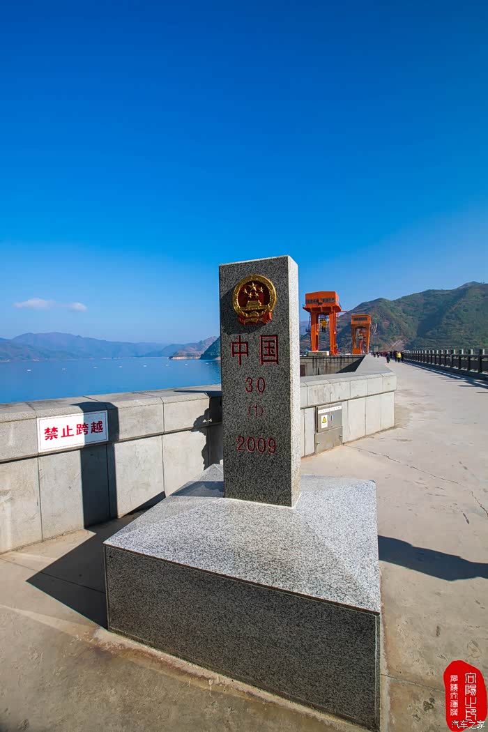 鸭绿江上游40公里处,象征中朝友谊纽带的云峰大坝,和大坝截流形成的