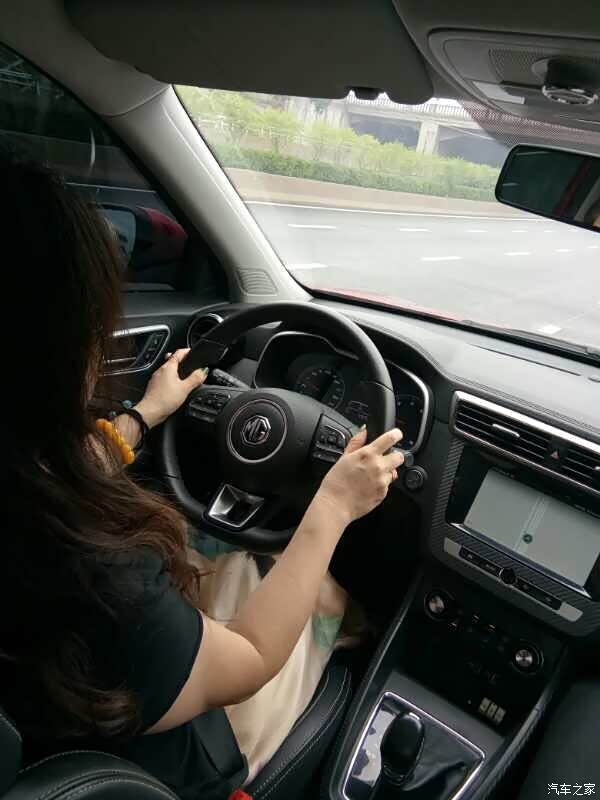 我开车姿势还算端正吧