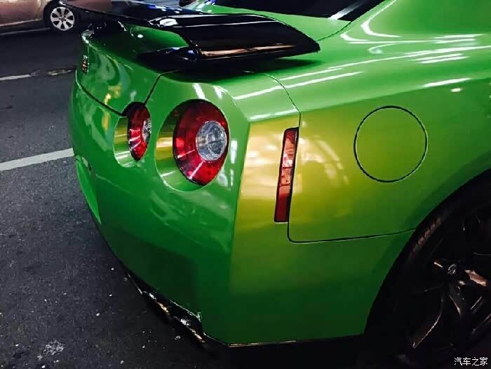 街拍苹果绿战神gtr35