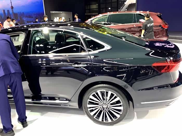 新款帕萨特亮相车展,更年轻时尚的设计,全新姿态面向消费者