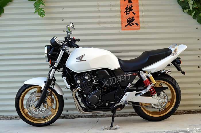 【图】2013年 全白色的cb400 vtec4 末代第四代车型给大家欣赏_本田