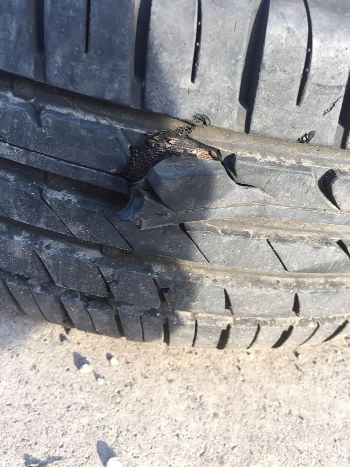 轮胎胶皮被拧开,请大家看看需不需要换轮胎 谢谢