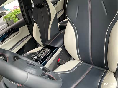 拼色的运动座椅,坐着很舒适,腰部两侧支撑不错.