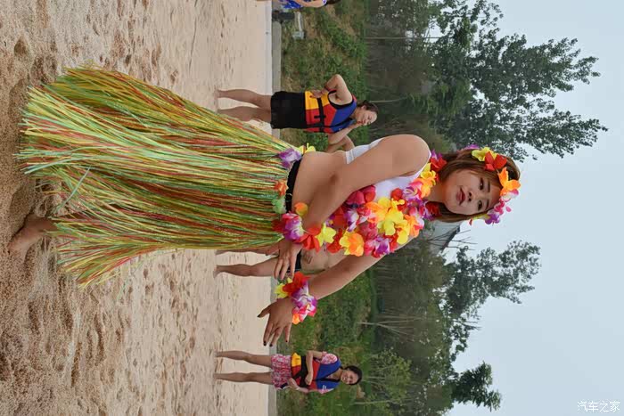 沙滩比基尼草裙舞丷丷带着女友开着小五唱着歌嘻嘻