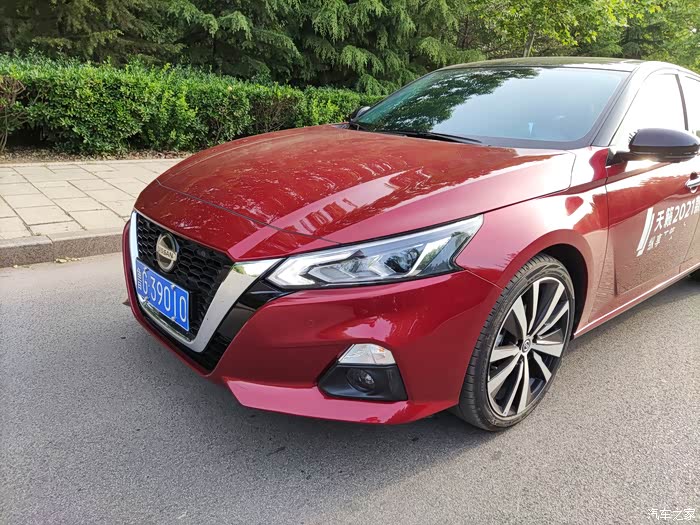 红色的天籁很耀眼啊,店里还有个蓝色的也很漂亮