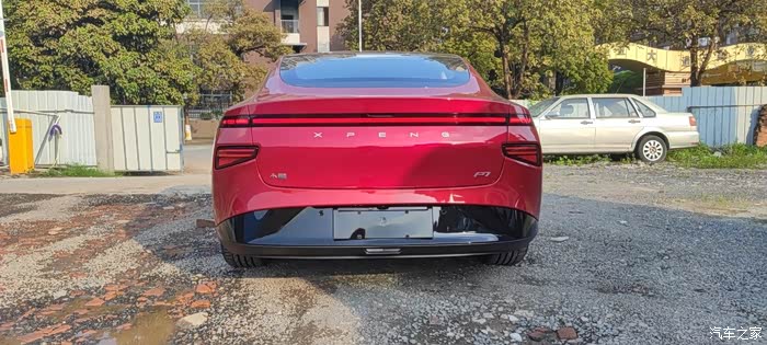 尾部设计的亮点在尾灯