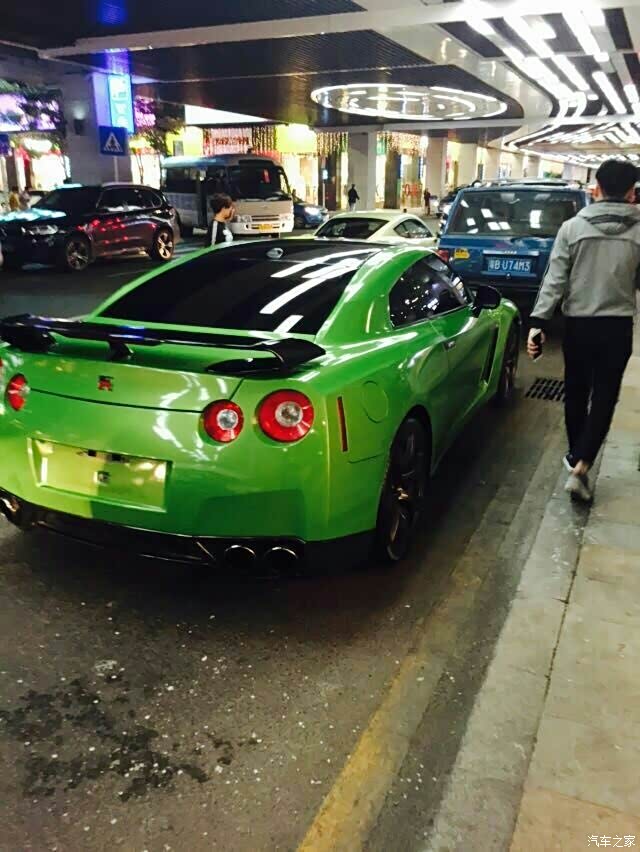街拍苹果绿战神gtr35