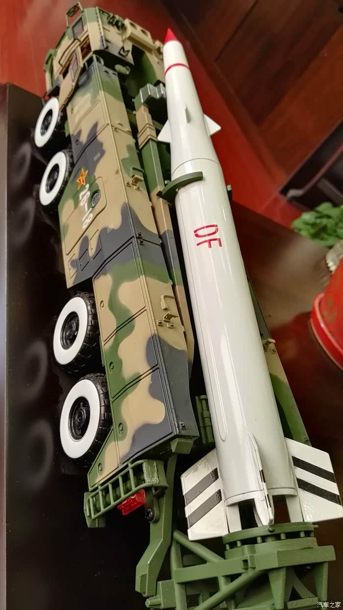 东风15地对地导弹发射车模型