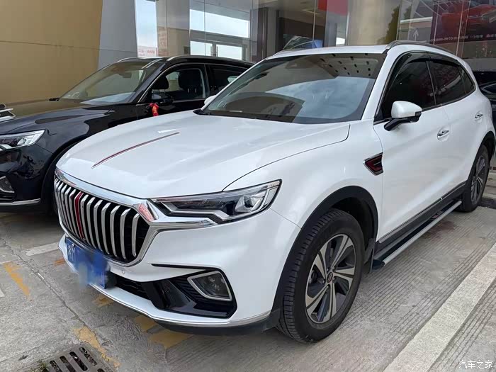 其实白色跟黑色看起来,也不会显得车大