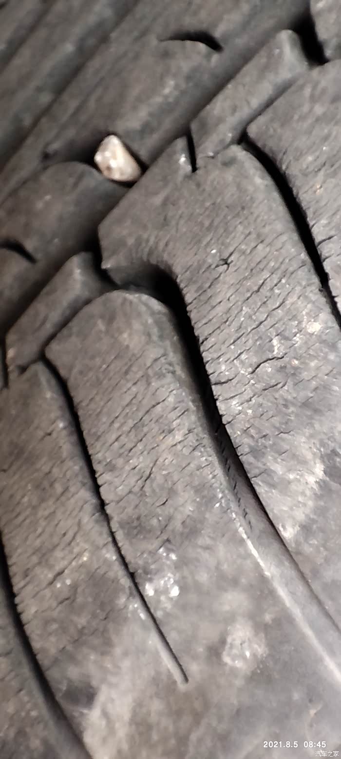 这个车胎胎面磨损正常吗