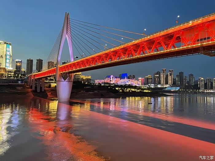 重庆打卡热闹非凡的洪崖洞朝天门地区