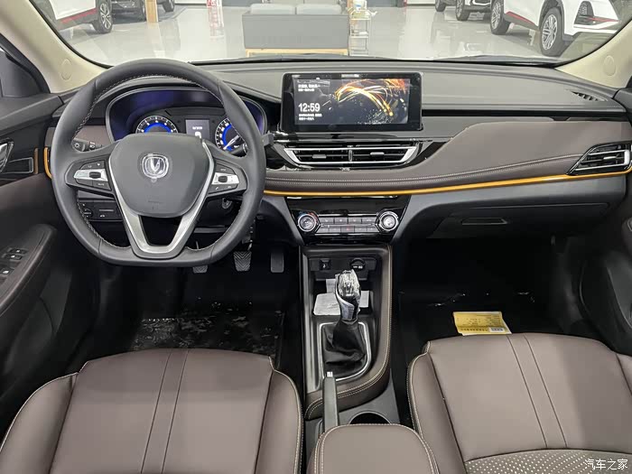 精致的家用车逸动dt内饰精致