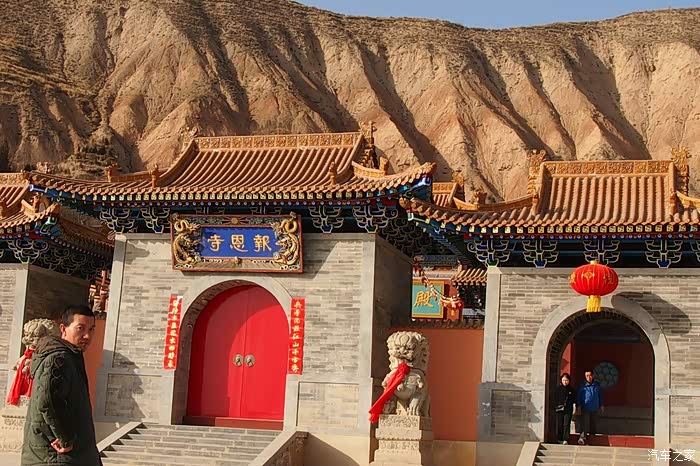 初春北环路上的风景兰州报恩寺and兰州地震馆