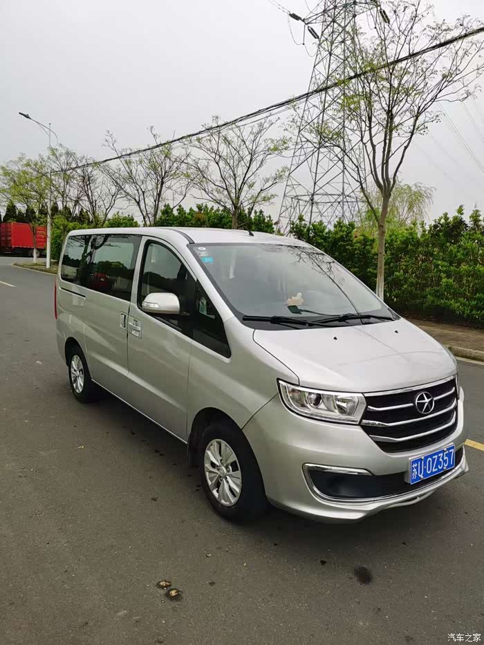 瑞风m3车身设计的还是很耐看的给人一种尊贵大气的感觉