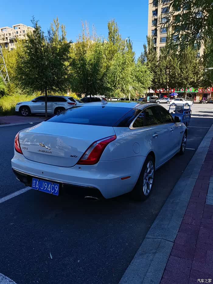 我的秀场我做主街拍最靓的仔捷豹xjl