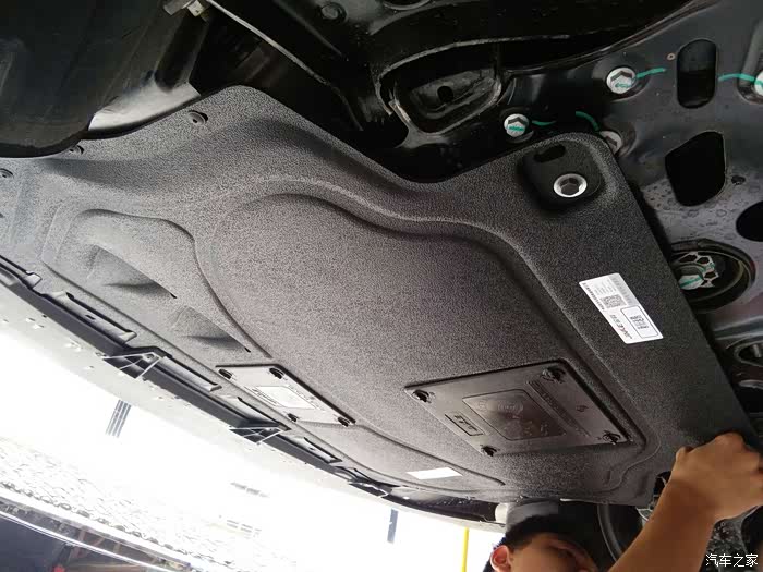 大众速腾发动机护板装什么材质的