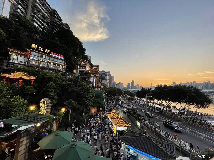 重庆打卡热闹非凡的洪崖洞朝天门地区