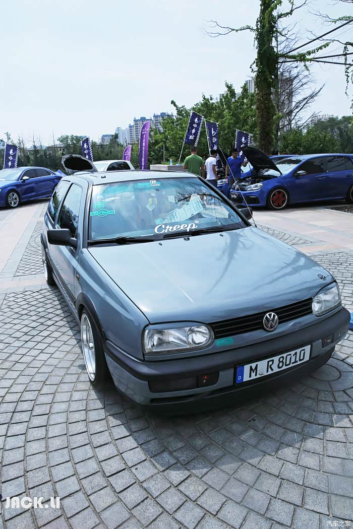我们潍坊的改装车友金总的高尔夫3代,经典三门版,车很板正 ,改的也很