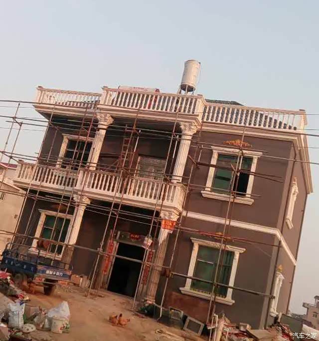 请问这个房子的柱子花头要不要涂金?