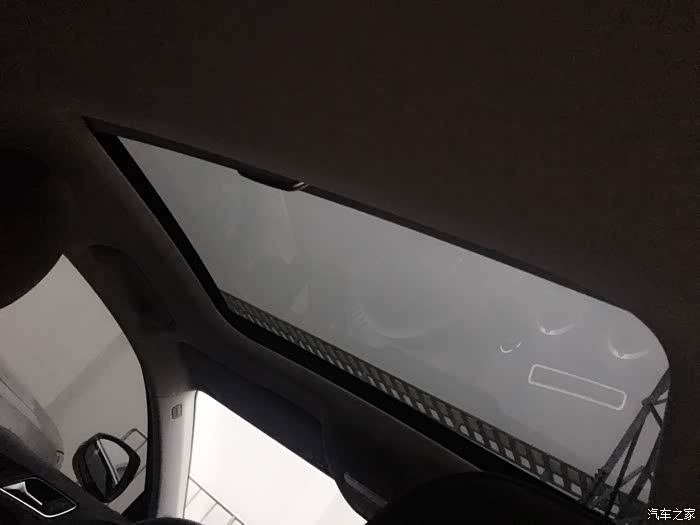 这就所谓全景天窗这里奥迪也太厚道从外面看其实就块黑玻璃里面开启