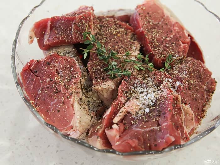 牛肉提前切大块,然后加少许盐和黑胡椒以及一点点百里香腌制15分钟.