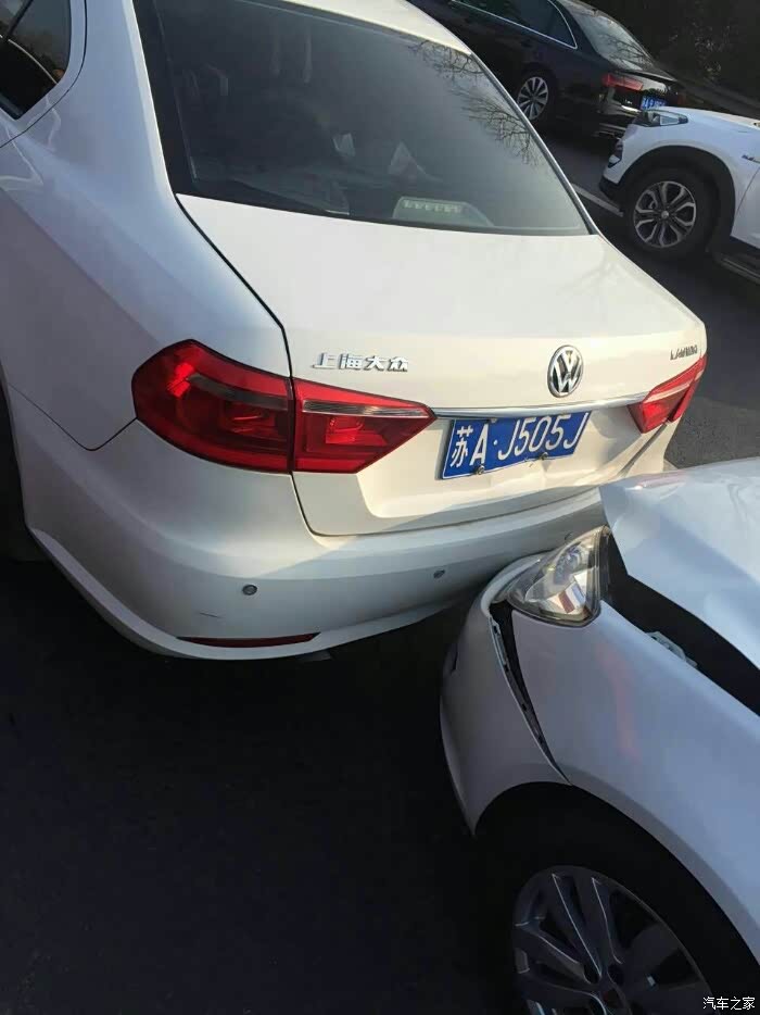 感谢小三钢板硬老婆孩子万幸没事小三高速被大众迈腾撞惊