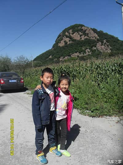 领7岁的丫蛋爬红石砬子