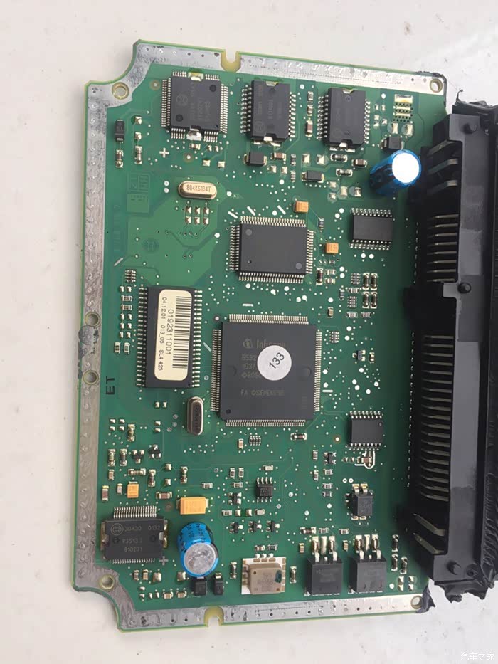 发动机电脑板位置在哪里啊