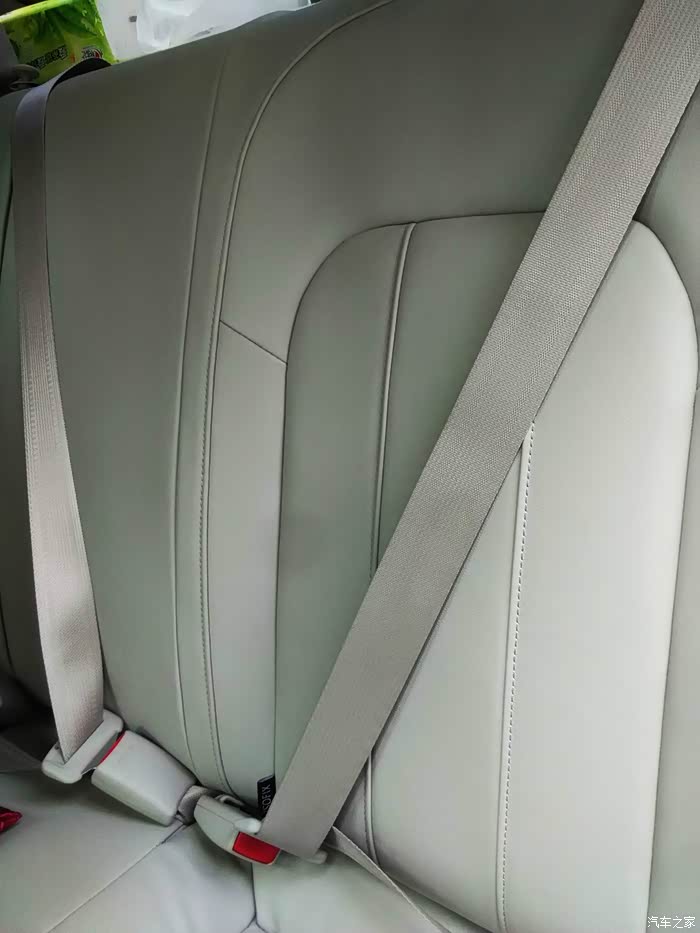 后排中的三点式安全带
