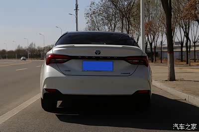 白色黑顶魅力大轿,亚洲龙身影放飞自我