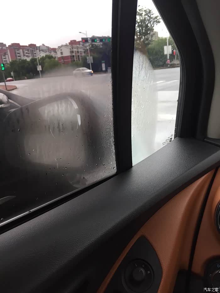 一下雨,后视镜这边起雾怎么办?