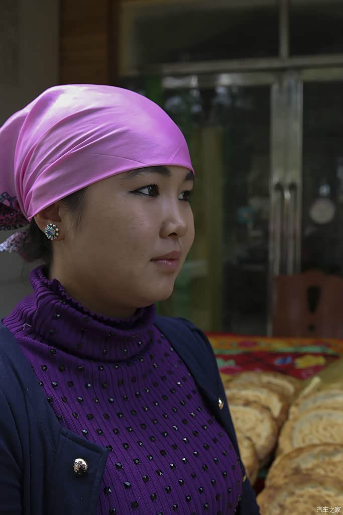 卖馕的维族妇女