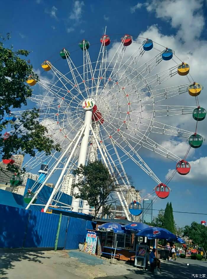 蓝天,白云,五颜六色摩天轮