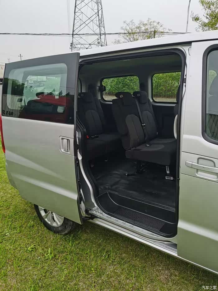 瑞风m3车身设计的还是很耐看的给人一种尊贵大气的感觉