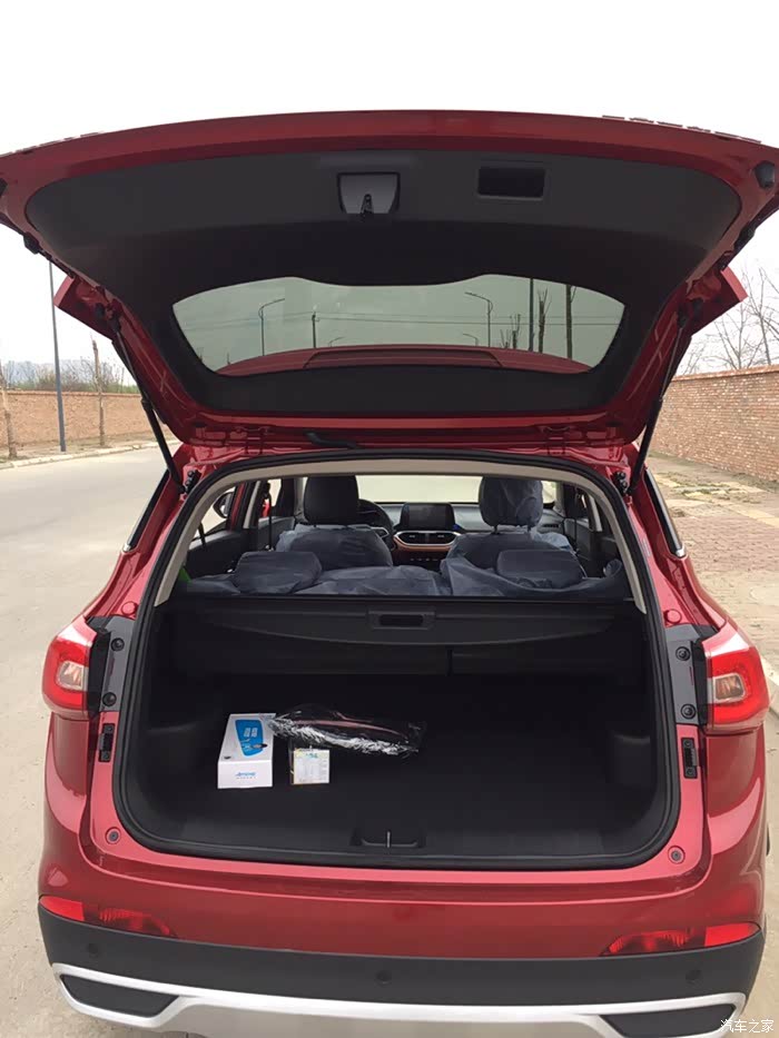 后备箱空间一般,下面有个全尺寸的备胎,厚道