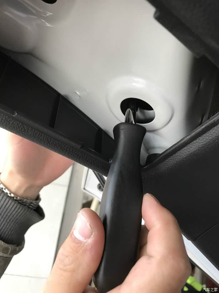 后备箱打开把两遍盖板撬来撬