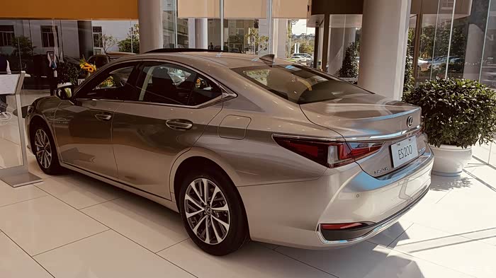 雷克萨斯新es到店实拍