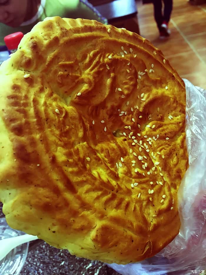 这叫『油锅盔』,4元一个,外硬内软,还不错!