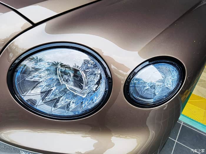 宾利这个家族式车头车灯我每次看都会看很久非常精致