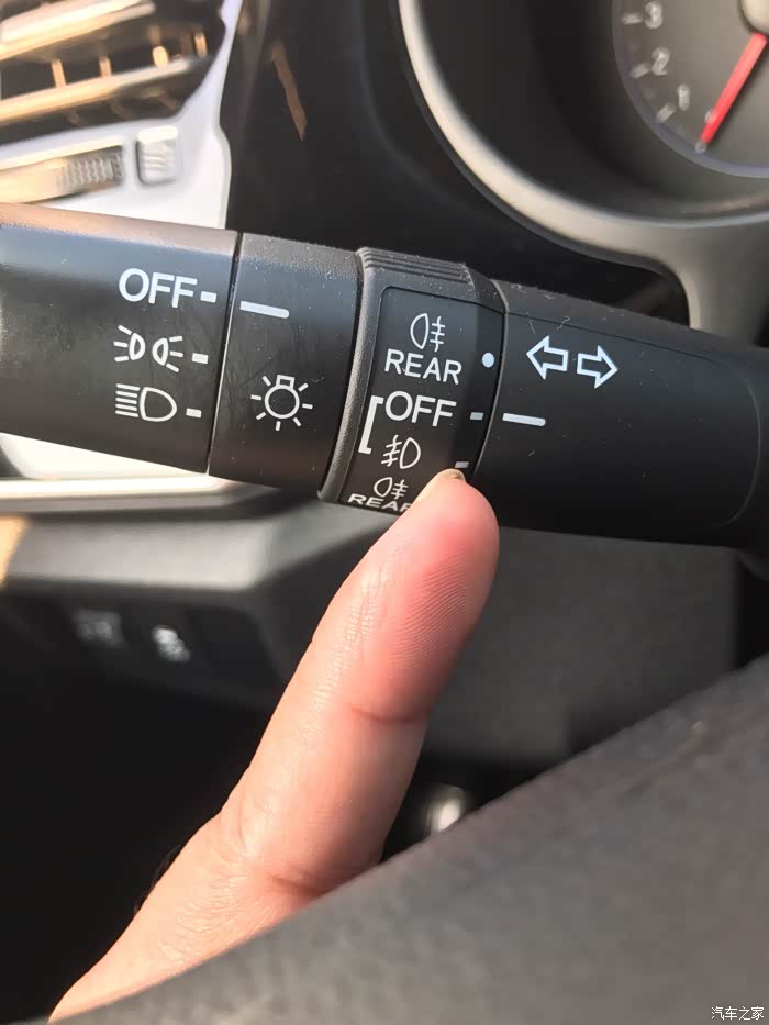 雾灯转上去.你确定你车是否有这个?