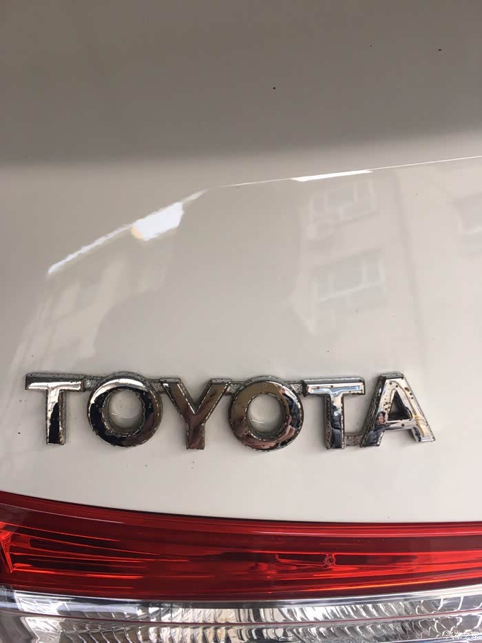 卡罗拉屁股后面的字母脏东西大家看看怎么清理下来