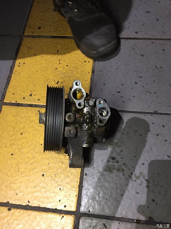 重庆八代思域十万公里更换助力泵机脚胶皮带作业