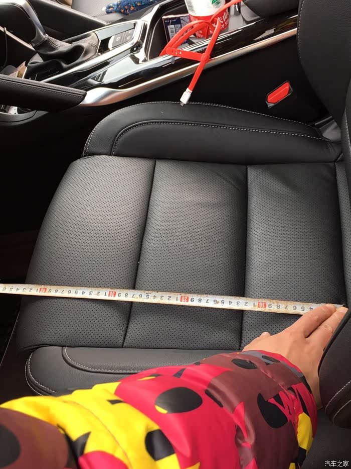 前排单人座椅,深度43cm.