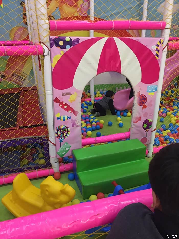 儿子欢乐玩耍小小儿童游乐园