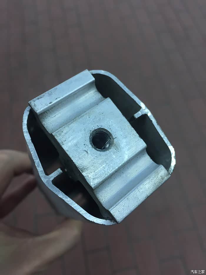 今天来换吸能盒了