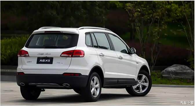 尾部的"zotye auto"在视觉效果上十分洋气,椭圆形双尾排管使得整体看