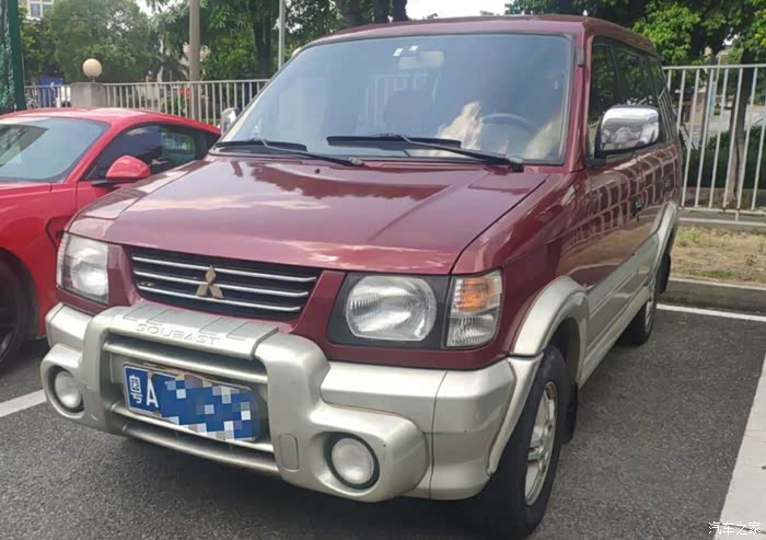 偶然间这一圈红色的三菱富利卡吸引了我