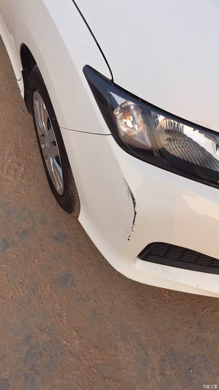 车头被刮了,见到黑色