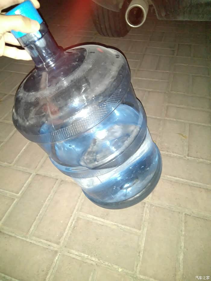 后备箱撒了半桶水